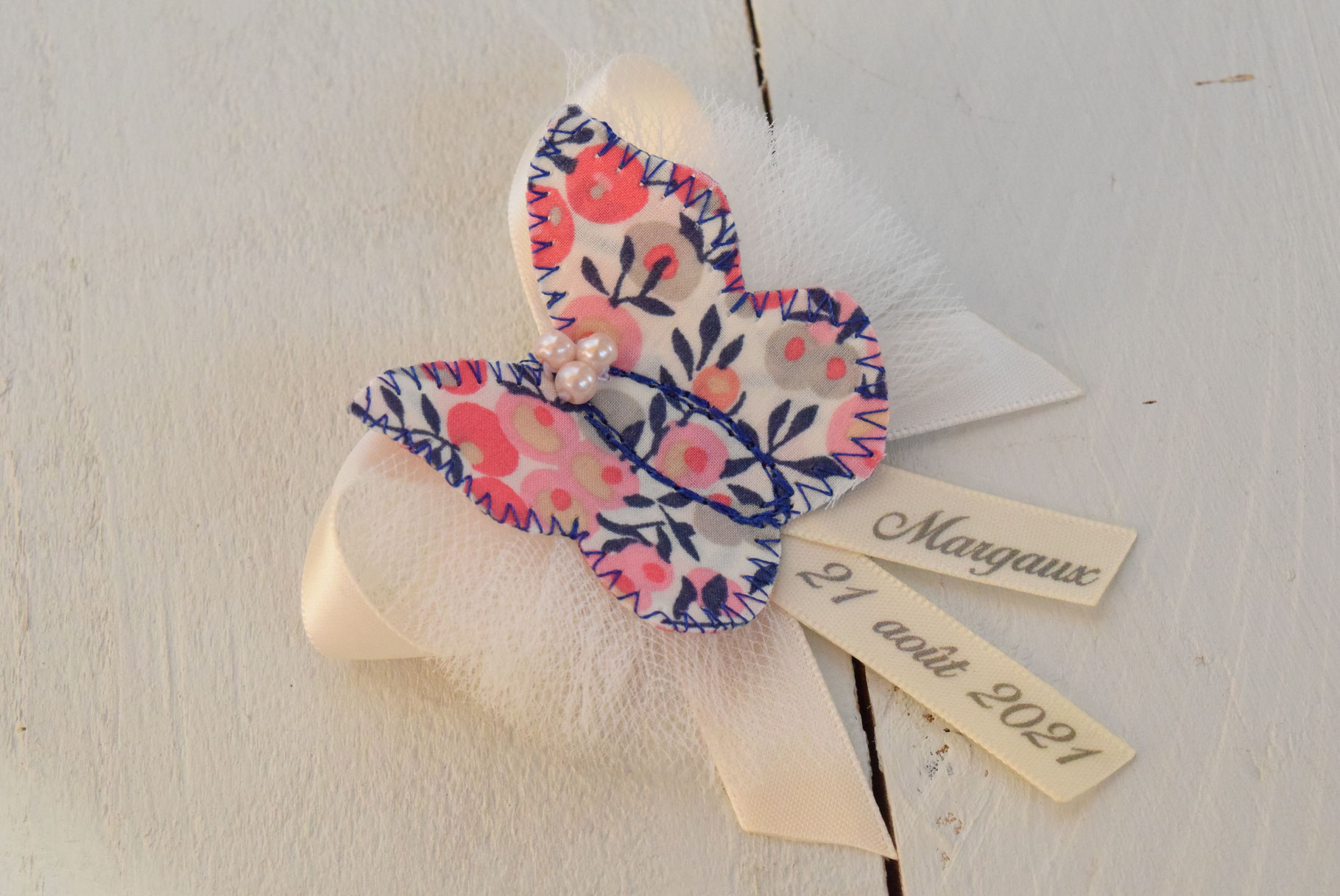 broche baptême à personnaliser avec prénom date cérémonie papillon blanc ivoire - idée cadeau souvenir parrain marraine papa ou maman