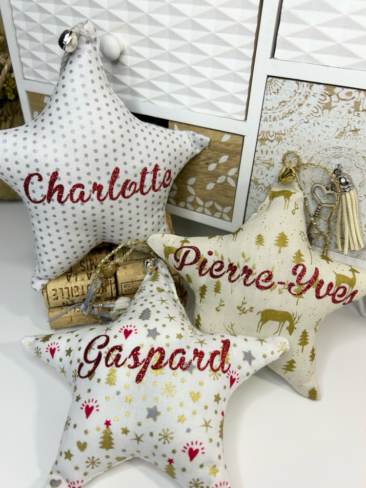 Etoile de noël en tissu et personnalisé avec le prénom de votre choix.