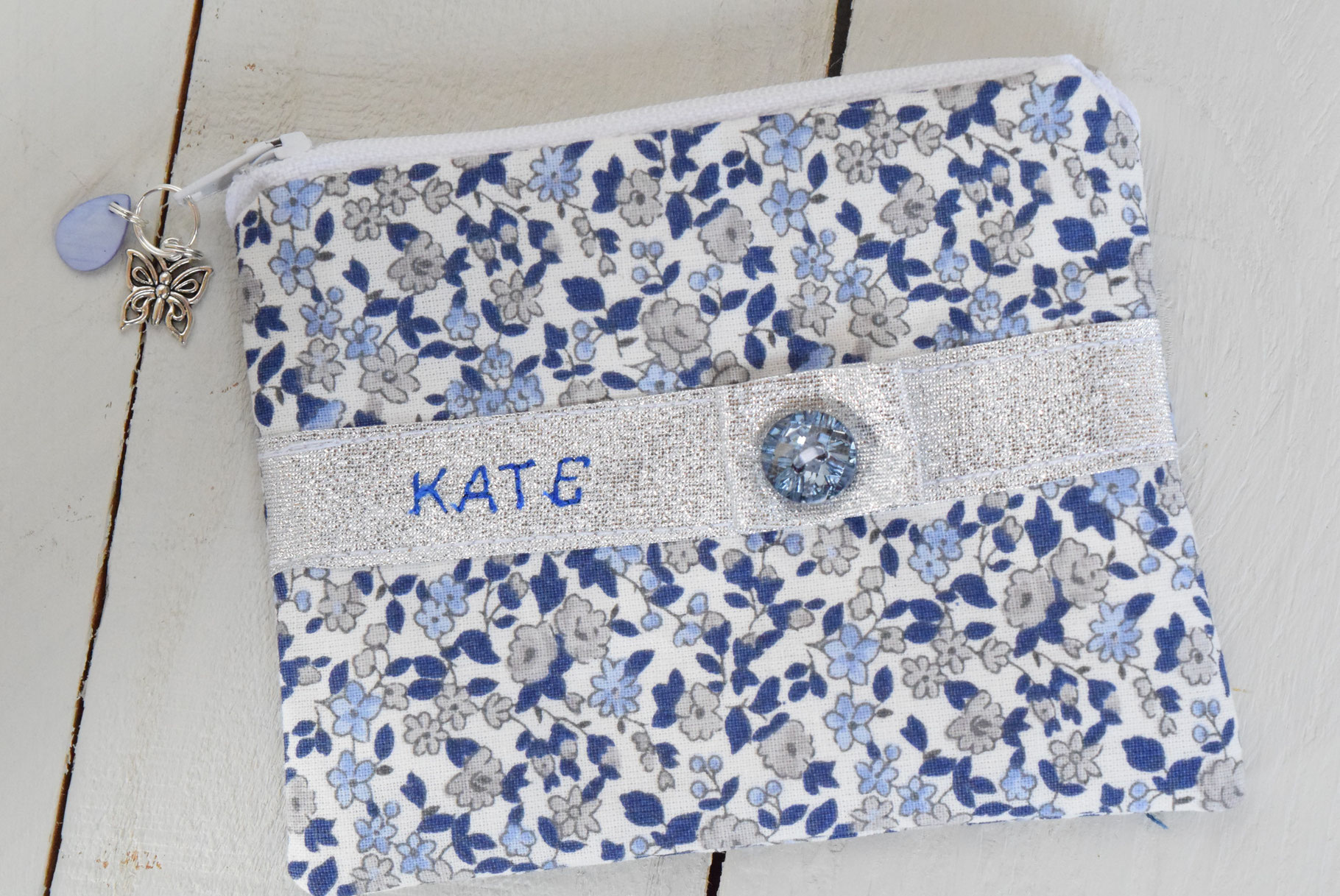 Porte monnaie enfant broderie prénom tissu liberty Bleu gris