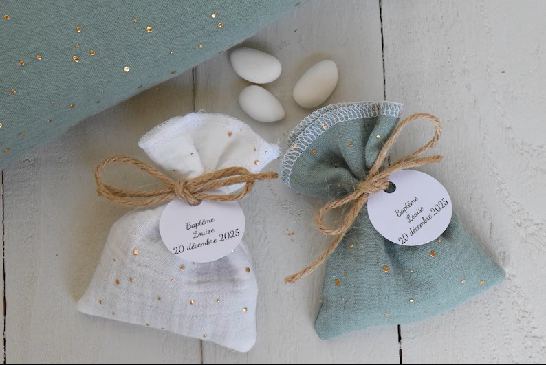 sachet pour dragées en double gaze de coton blanc et vert pois doré - ficelle jute 