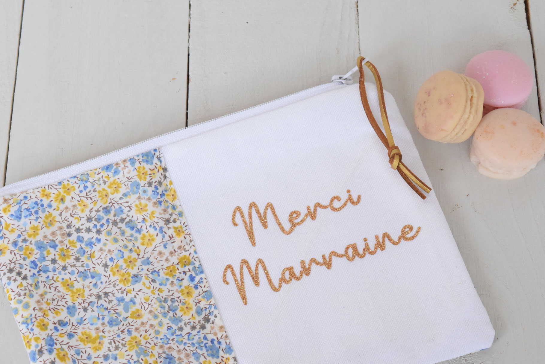 pochette porte monnaie en tissu liberty et lin avec texte ecris en doré " merci marraine" texte au choix