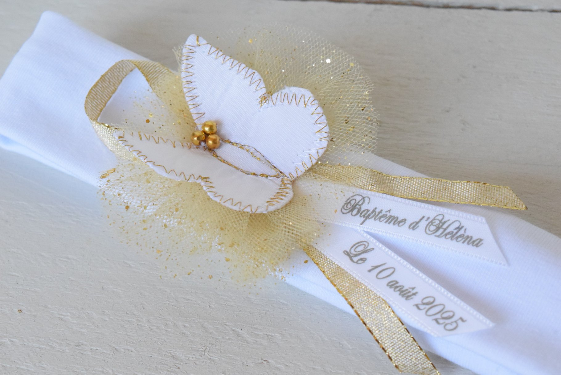 Bandeau bébé prénom blanc pour baptême, fleur papillon