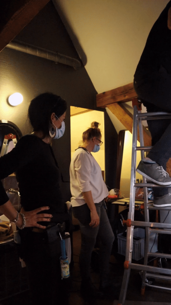 Video-Ausschnitt des Fotoshootings von MIS MAGAZIN im Hotelzimmer.