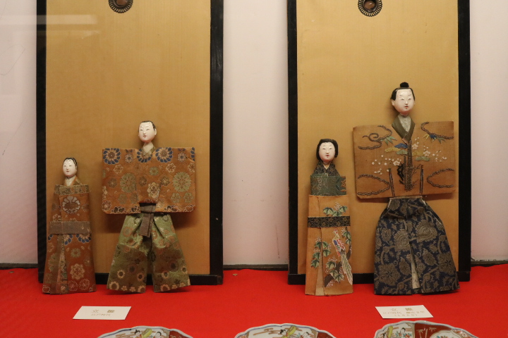 Les Tachi-bina, poussins debout  sont les plus anciennes Hina Ningyo. Réalisées en papier, ces poupées flottantes étaient placées dans des barques pour chasser les mauvais esprits lors de cérémonies sur les rivières. 