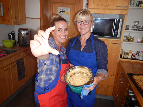 Rebecca Rühl und Omajanne "Marianne Neutze" bereiten ein leckeres Essen für alle zu. Es gibt Kartoffelspätzle und Kartoffelkuchen.