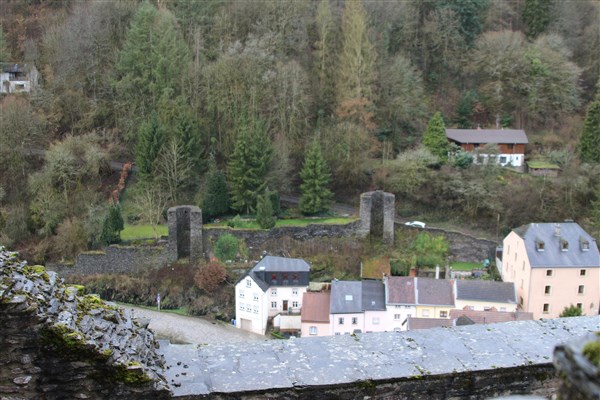 au fond les remparts de la ville de Vianden