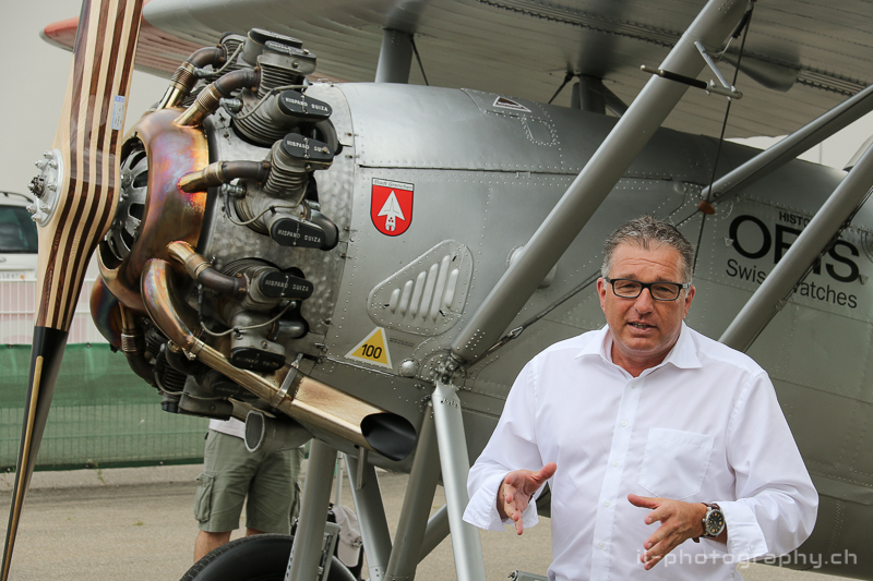 Adrian Heer, Leiter Berufliche Bildung bei der RUAG, erklärt den Anwesenden Gästen den Ablauf der Arbeiten. Dewoitine D.26 HB-RAG Hangar31