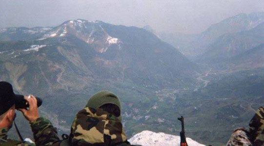 17. april 1993. godine pripadnici Tutine kažnjeničke bojne promatraju dolinu u kojoj se nalaze jablanička sela Sovići i Doljani