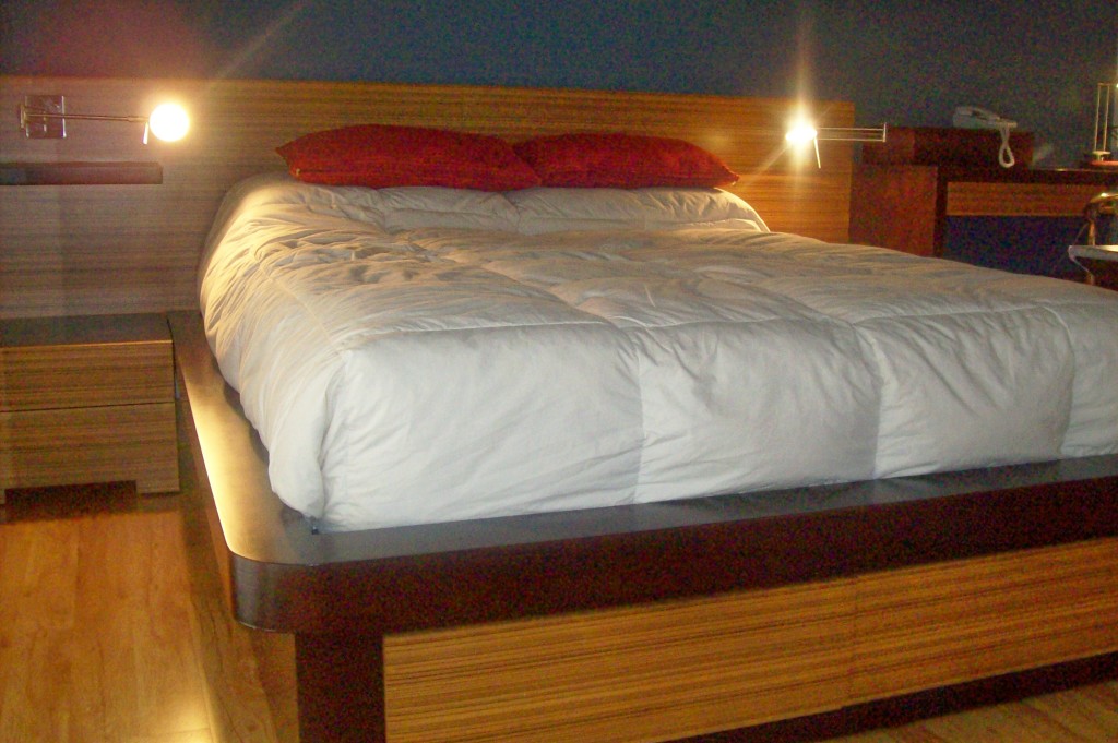 cama en madera de guatambu, tono chocolate y madera reconstituida en zebrano
