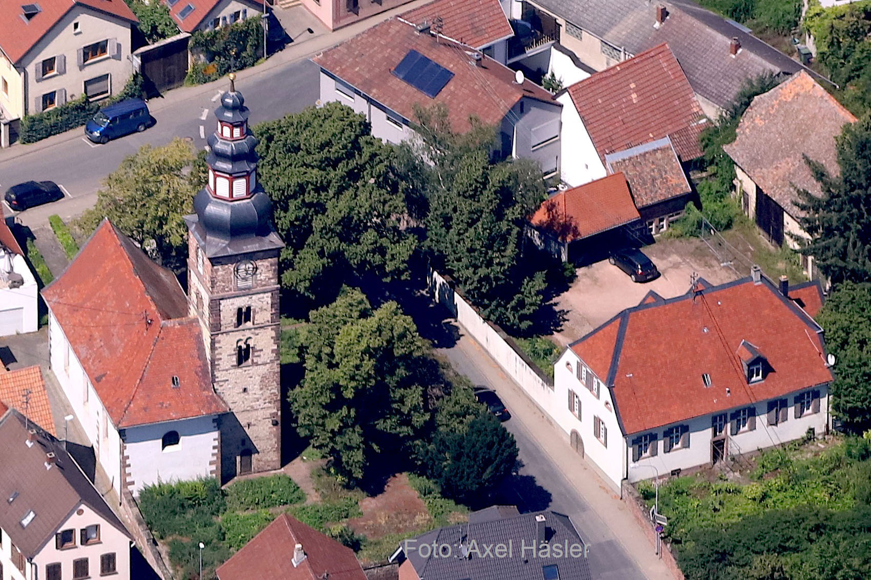 Großniedesheimer Kirche und das protestantische Gemeindehaus