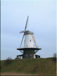 Vanuit de haven van Veere staat aan de rand van het dorp deze oude molen. Typisch Hollands uitzicht.......