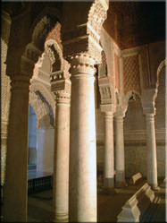 Eén van de mooiste voorbeelden van Islamitische architectuur zijn de Saadische graven waar zich het mausoleum van Ahmed el-Mansour bevind.