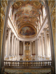 Het prachtstuk in het Château, de Chapelle Royale. Een kapel met Korintische zuilen, wit marmer, verguldsel en barokke muurschilderingen.