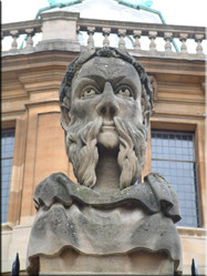 Een van de vele markante details aan gebouwen in Oxford. Hier één van de beelden voor een oud gebouw in Broad Street.