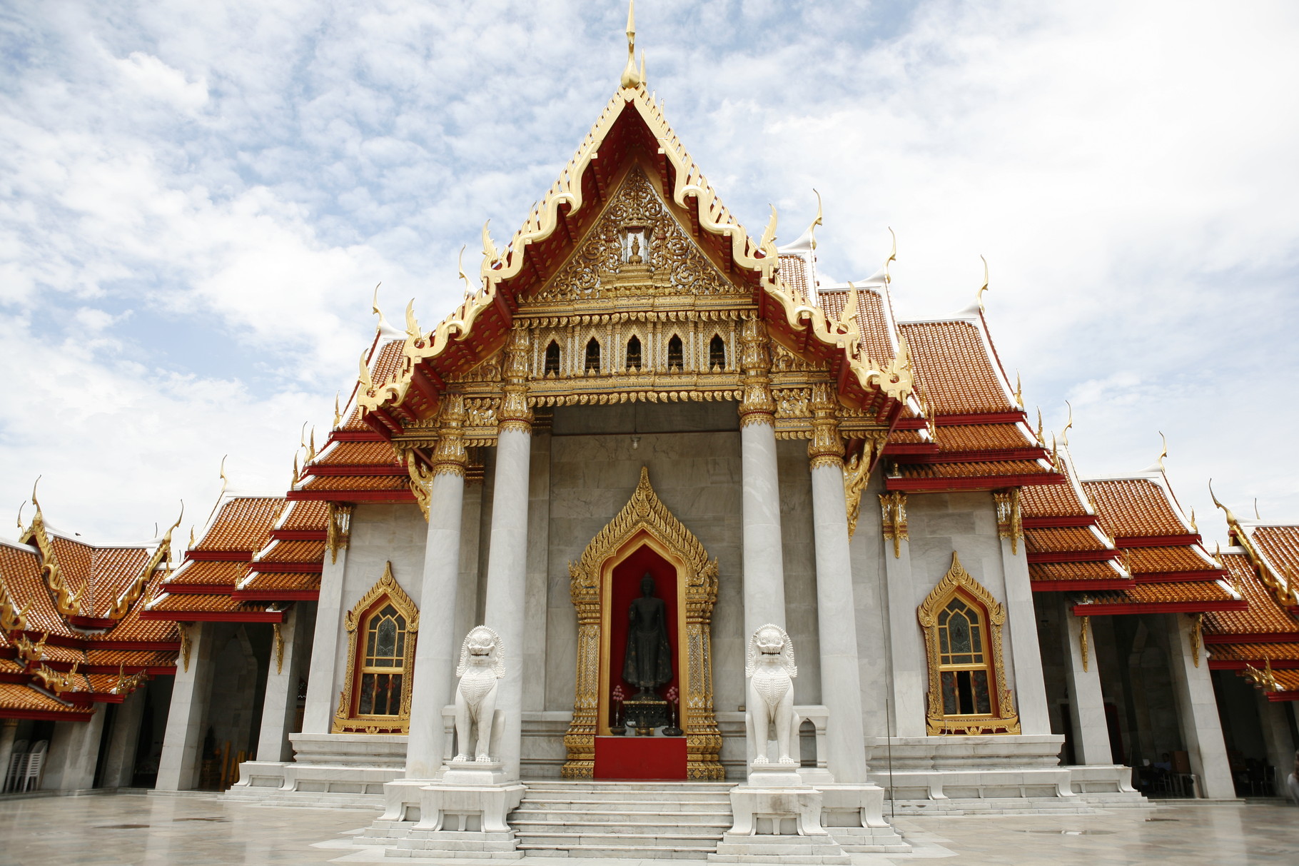 De Wat Benchamabophit tempel in Bangkok, Thailand.