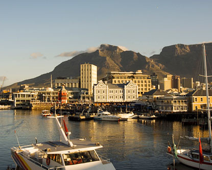Het Victoria en Alfred Waterfront. 19e Eeuwse havengebouwen die nu huis bieden aan restaurants, winkels, cafés en clubs. 