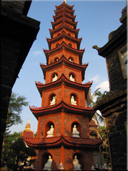 De vuurrode toren van Tran Quocpagode (de oudste van Hanoi) gelegen aan de oever van de rode rivier.