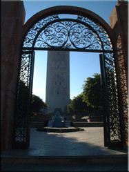 Uitzicht op (één van de meest prestigieuze monumenten van de stad) de Hassan toren die al meer dan 800 jaar prijkt op de heuvel boven de Wadi Bou Regreg.