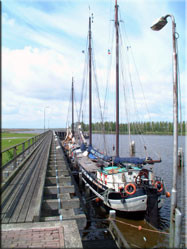De haven in het plaatsje Zoutkamp. Hier heeft het plaatsje zijn oorspronkelijke charme nog behouden.