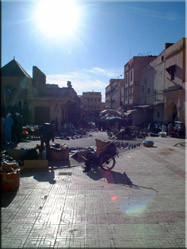 Uitzicht op de medina van Meknès, die later die middag vol zou stromen met Marokkanen die inkopen kwamen doen voor het slachtfeest van 31 december.