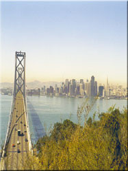 Uitzicht op de prachtige skyline van San Fransisco, met op de voorgrond de Bay Bridge die de verbinding met Oakland tot stand brengt.