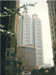 Een kijk op downtown Atlanta waar de torenhoge skyscrapers onderdeel zijn van het alledaagse beeld in de binnenstad.