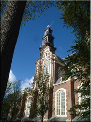 Uitzicht op de Westerkerk. De kerk waarin Rembrandt ligt begraven en waarin Beatrix en Claus in 1966 elkaar het ja-woord gaven.