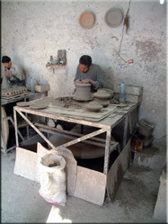 Aan de rand van de stad ligt een authentieke keramiek'fabriek'. Het hele handmatige proces van klei tot handbeschilderde tajine's kan hier bewonderd worden.