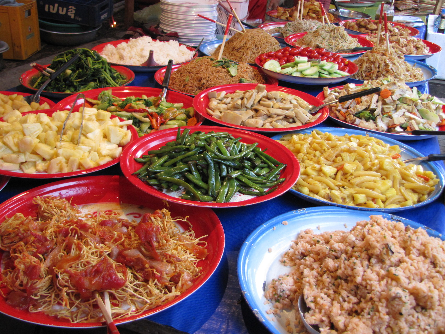 Etenswaren op de lokale markt in Luang Prabang, Laos.