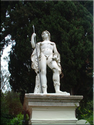 Eén van de vele beelden in de tuin van het Achilleion. Een paleis dat in 1891 werd gebouwd voor de keizerin van Oostenrijk, beter bekend als "Sissi".