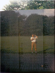 Meer dan 58.000 namen staan voor eeuwig gegraveerd in het Vietnam Veterans Memorial. Als je er voor staat, is het wat moeilijk te bevatten.