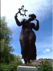 Het monument bij molen 'De Valk' in Leiden is een bronzen beeld van een vrouwenfiguur en gedenkteken voor de gevallenen in de tweede wereldoorlog.