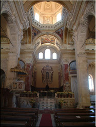 De Santa Maria-Katherdraal die verschillende keren is verbouwd herbergt een schitterend marmeren interieur met hele fraaie beelden.