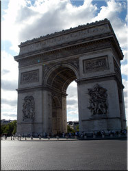 De beroemdste triomfboog ter wereld. De Arc de Triomphe op Place Charles de Gaulle. De triomf van Napoleon in 1805 staat op de zuilen afgebeeld.