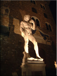 Op de Piazza della Signoria prijkt deze kopie van Michel Angelo's beeld wat de triomf over de tirannie symboliseert. Het origineel stond er tot 1873.
