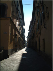Eén van de vele smalle straatjes die Lucca rijk is. Het rechthoekige straatpatroon is nog hetzelfde als in de voormalige Romeinse nederzetting (180 v.C)