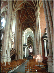 Een bezoek aan de St. Baafskathedraal is zeker de moeite waard. De binnenkant is een waar paleis van geloofshistorie en architectuur.