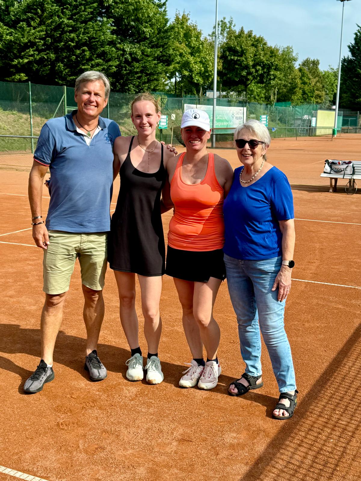 Sieger HR Damen Einzel 18+ Charlotta Fischer (2.v.l.)