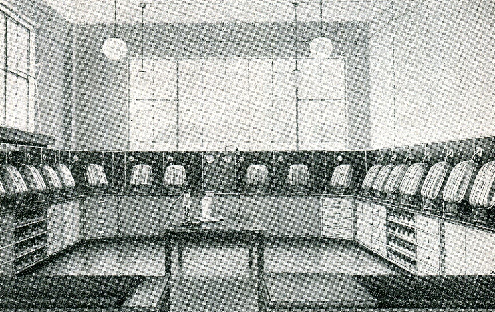 Staatsmine Emma, Steinkohlenbergwerk im Revier Heerlen. Gasschutz-Geräteraum der Rettungsstelle. Ausrüstung Dräger 1947
