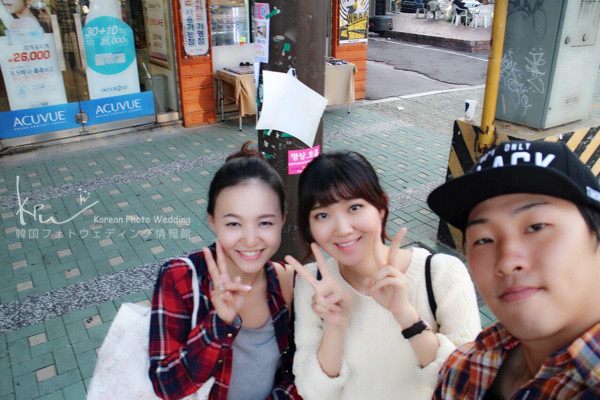 撮影後のお客様と通訳のローラちゃん(中央)