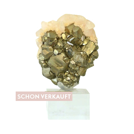 Goldglänzender Pyrit in Herzform.