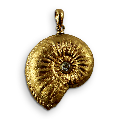 Ammonitenschmuck-Anhänger Amaltheus, vergoldet mit Zirkonia.