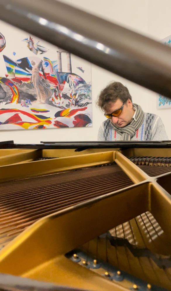 Am Flügel "Jan Arlt" spielte Eigenkompositionen in der Villa Artis