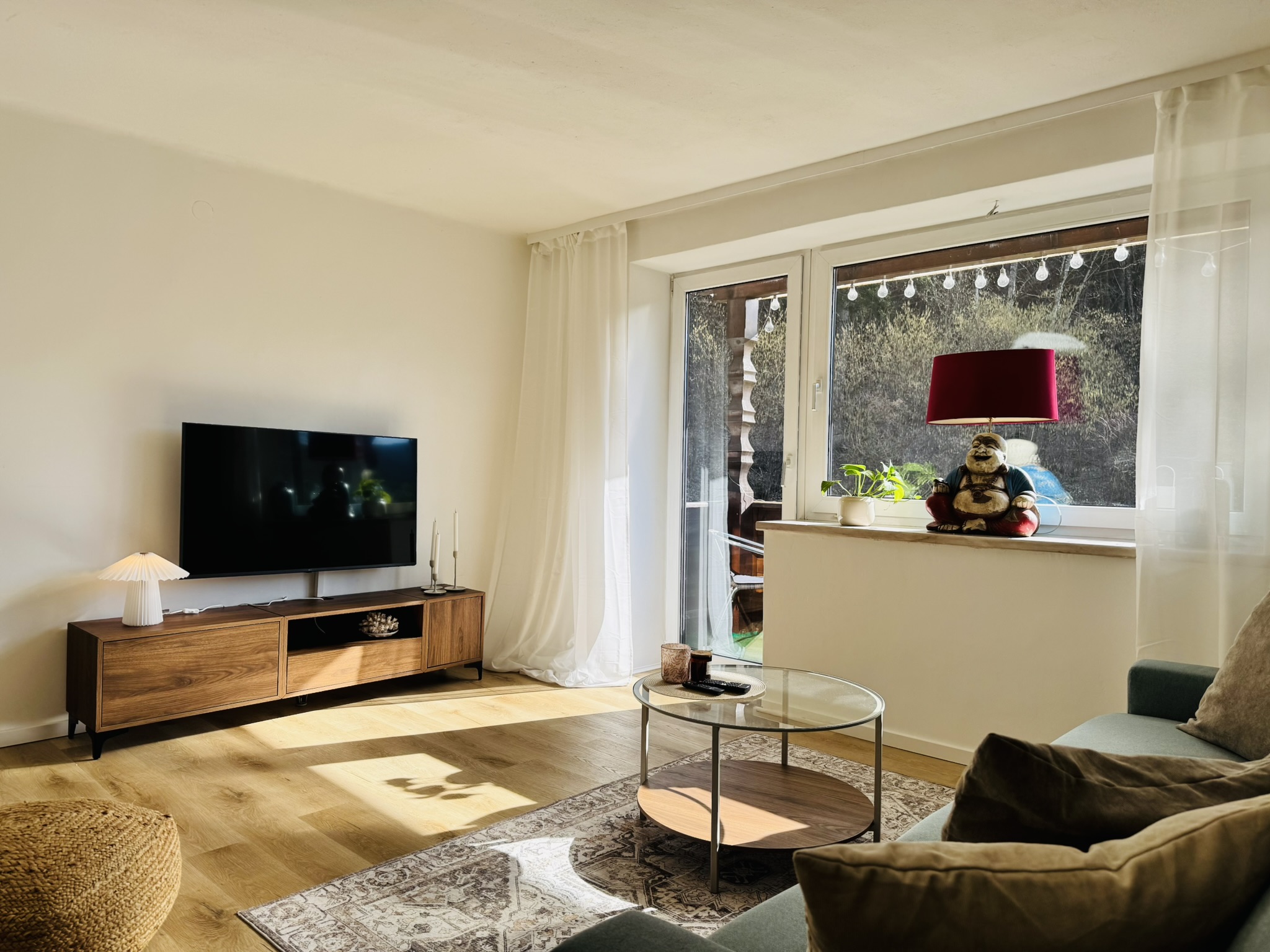 wohnzimmer mit balkon