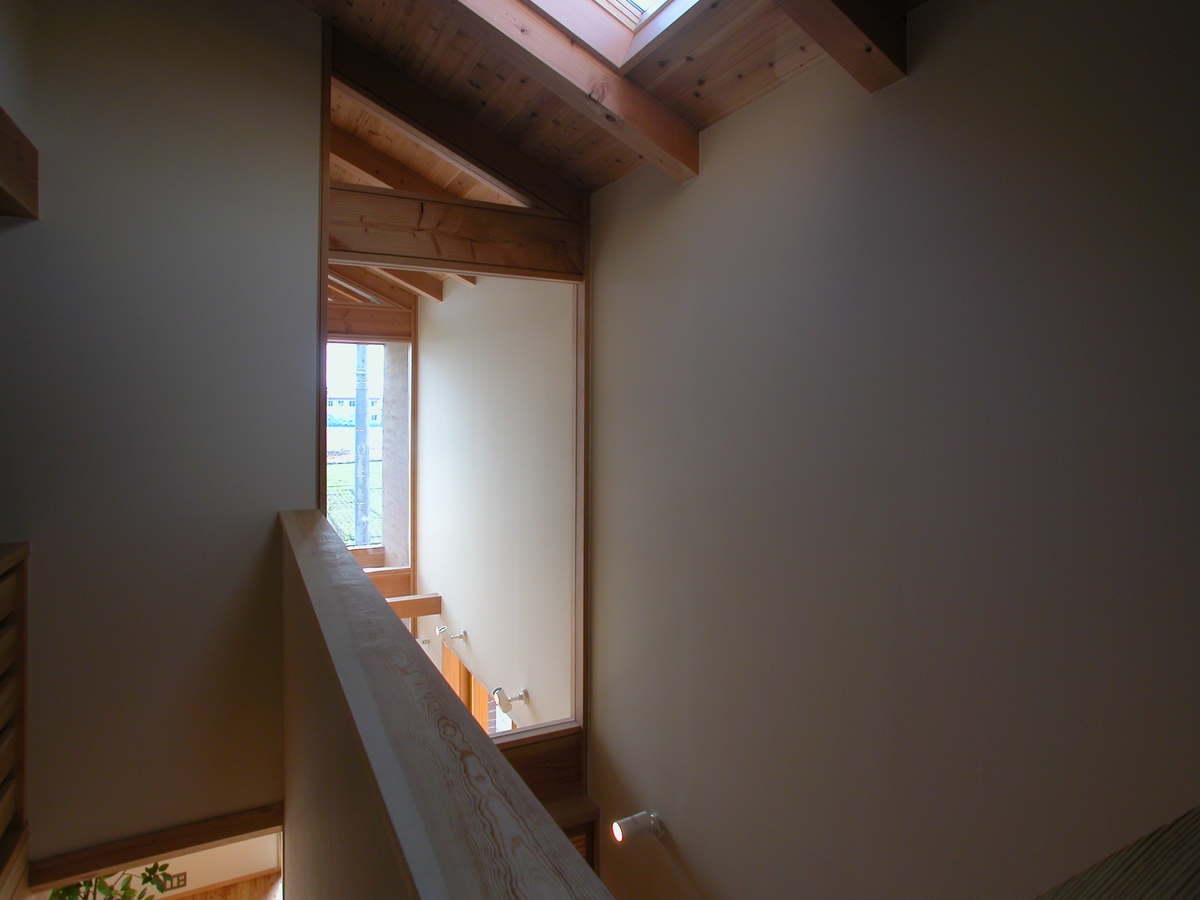 梓川の家Ⅰ(松本市)－玄関通り土間・階段室