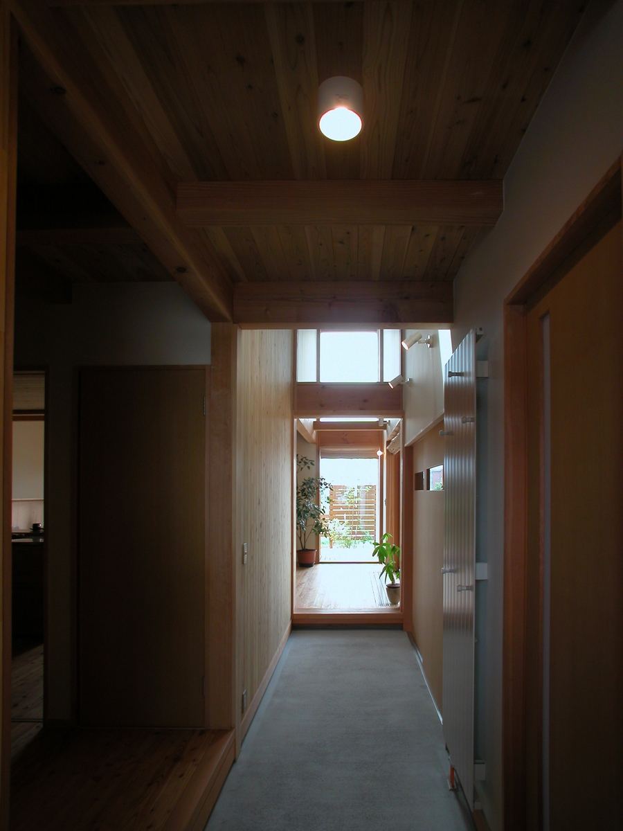 梓川の家Ⅰ(松本市)－玄関通り土間～居間