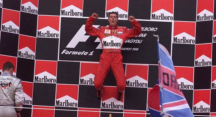 (Schumacher sul podio festeggia con il consueto salto il successo nel 1998) 