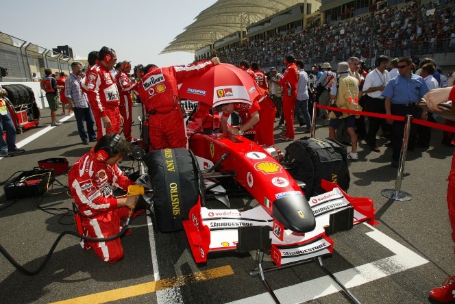La Ferrari col musetto nero nel 2005 per la morte del Santo Padre