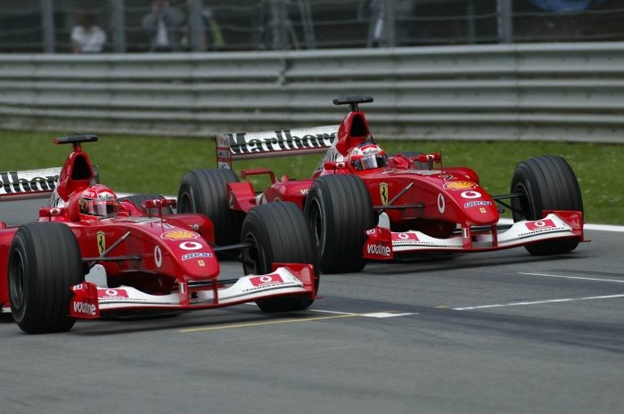 (Barrichello lascia la posizione sul traguardo al compagno Schumacher nel 2002)