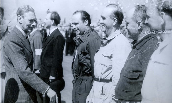Re Giorgio VI° del Regno Unito incontra i piloti prima della gara. In bianco in primo piano il vincitore della prima corsa della F1, Giuseppe Farina. 